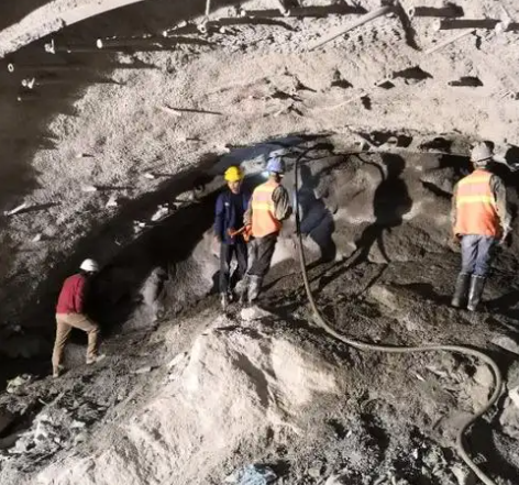 龙南隧道拱顶带模注浆料，微膨胀注浆料的特点及施工工艺